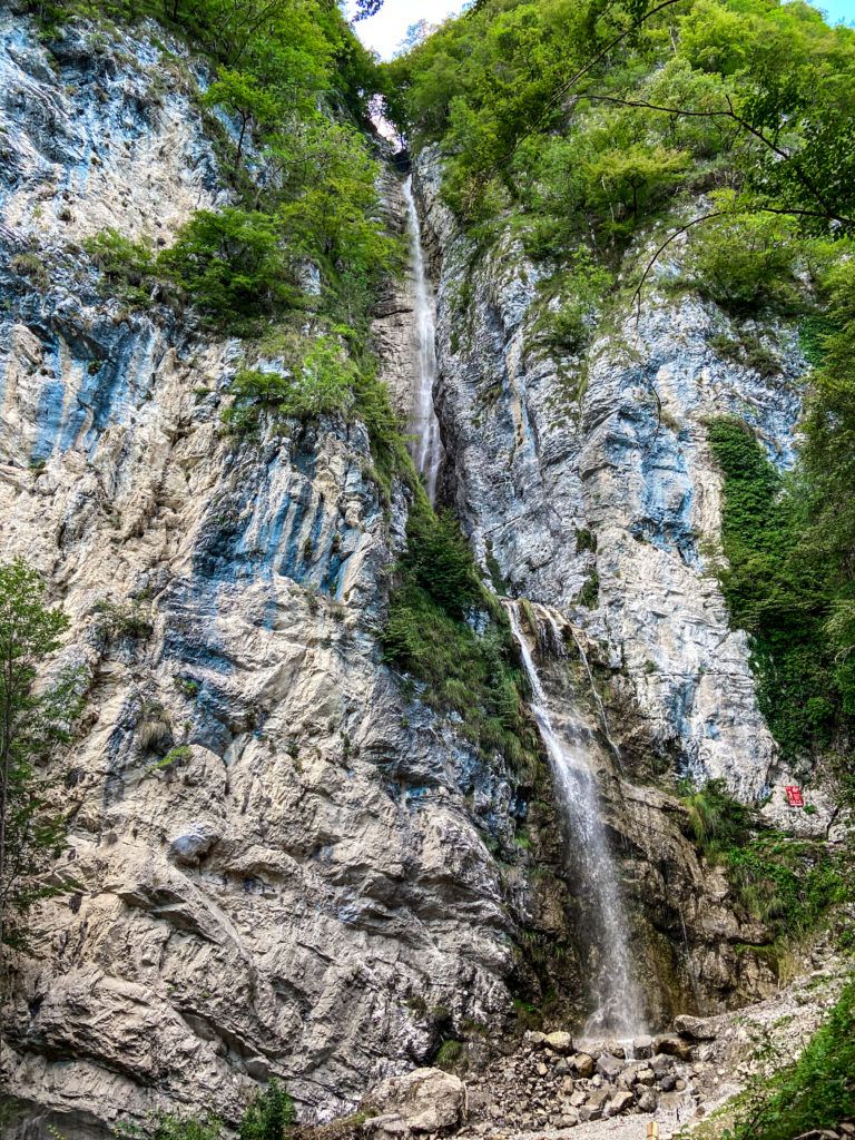 Piękny wodospad, przy którym poprowadzona jest via ferrata Signora delle Aque