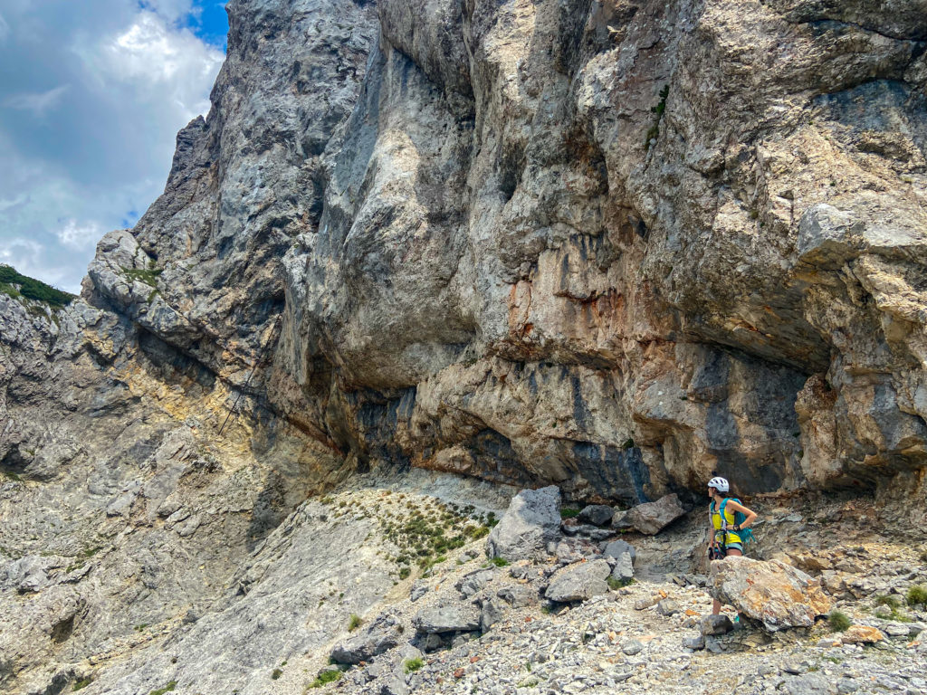 Ewa stoi na półce skalnej na ferracie haidsteig w Austrii - recenzja przewodnika najpięknijesze ferraty 