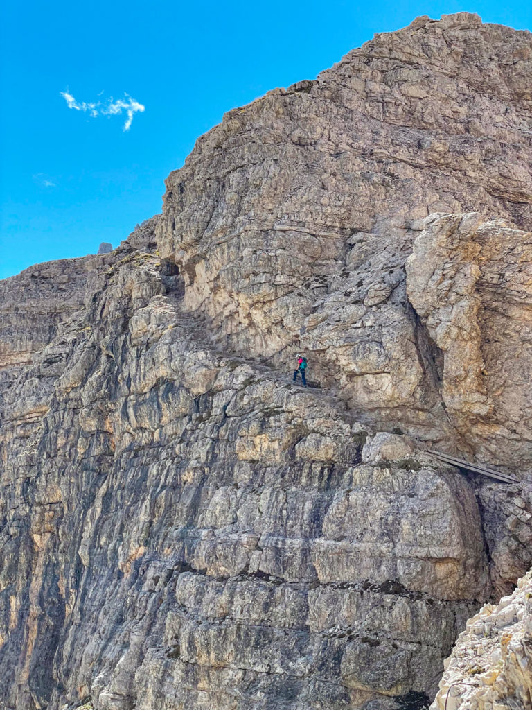 Ewa idzie półką skalną na via ferracie zejściowej z Monte Paterno