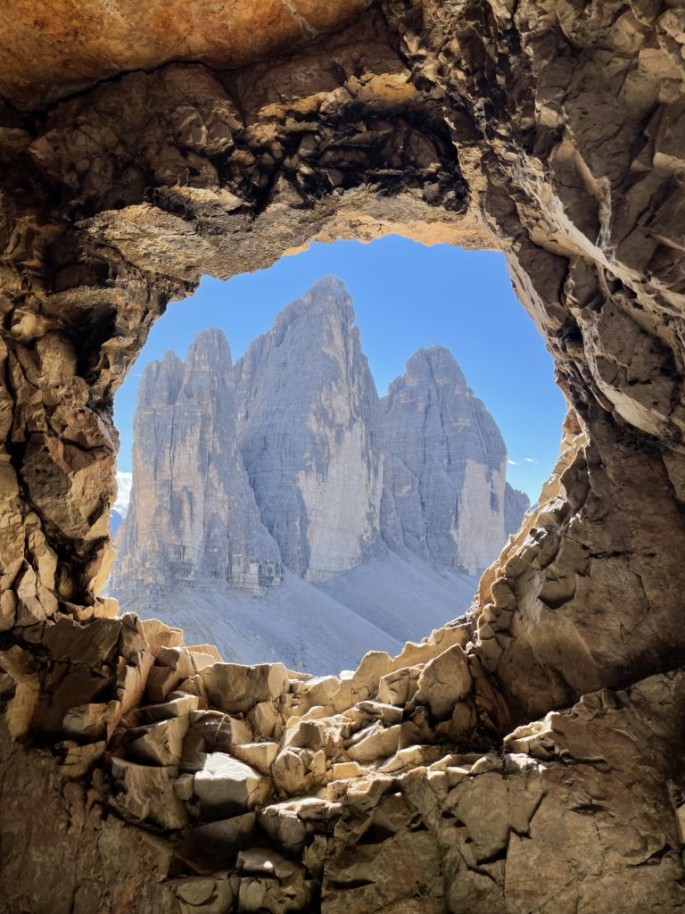Widok na Tre cime z okna wydrążonego w skale