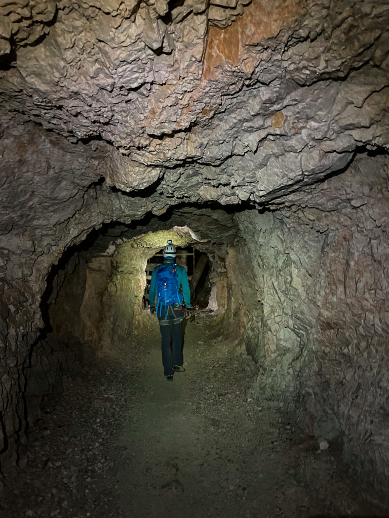 Marcin w tunelu na via ferracie Innerkofler na szczyt Monte Paterno