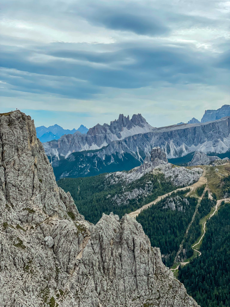 Na pierwszym planie widać kant góry, po którym biegnie ferrata degli Alpini. W tle wspaniały widok na cinque Torri
