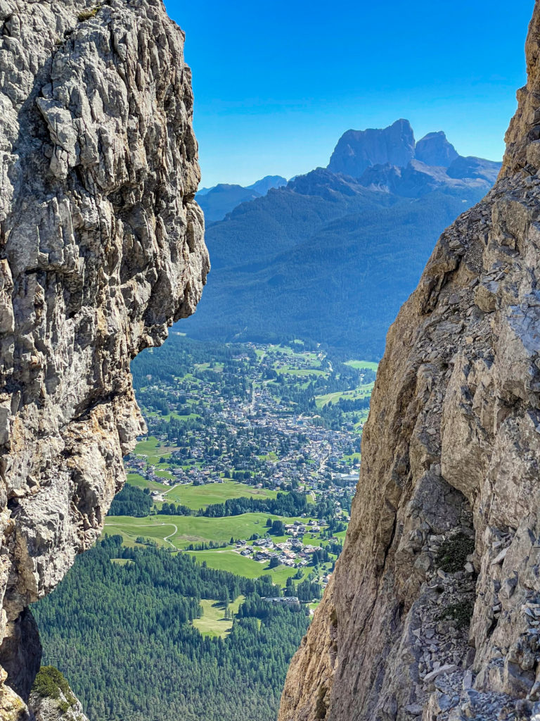 Podczas zejścia między skałami widoczna jest położona w dole Cortina d'Amprezzo