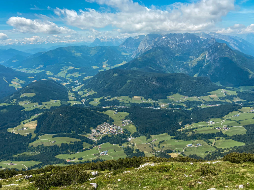 Widok ze szytu Donnerkogel na okoliczne szczyty, a oddali widać Alpy