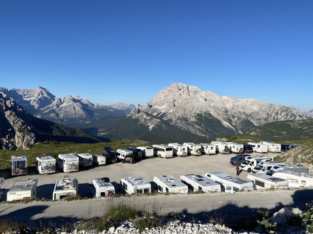 Parking pełen kamperów z pięknym widokiem pod Tre Cime Vanlife Dolomity