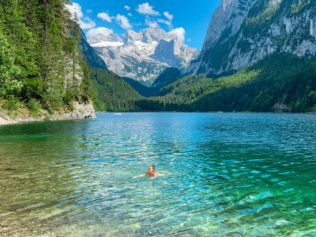 Ewa pływa w jeziorze Vorderer Gesausee o krystalicznie czystej wodzie, a w tle Dachstein