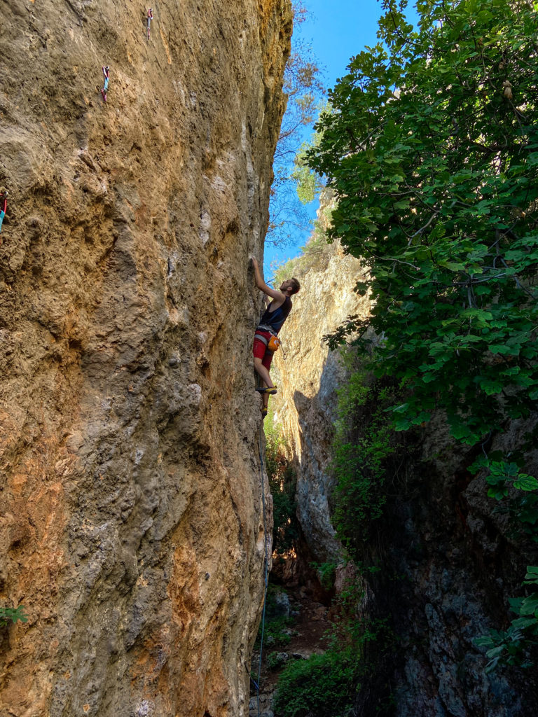 Marcin wspina się na zacienionej ścianie w sektorze Koridor -  wspinanie w Geyikbayiri