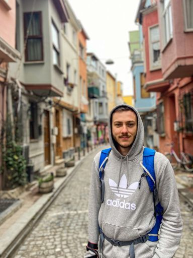 Marcin stoi na ulicy w dzielnicy Balat w Sambule