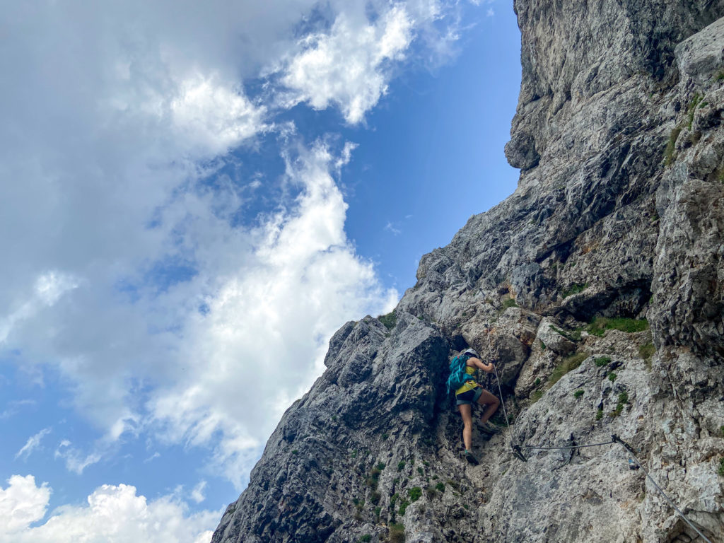 Ewa wspina się po skałach na końcowym odcinku, via ferrata haidsteig, Austria