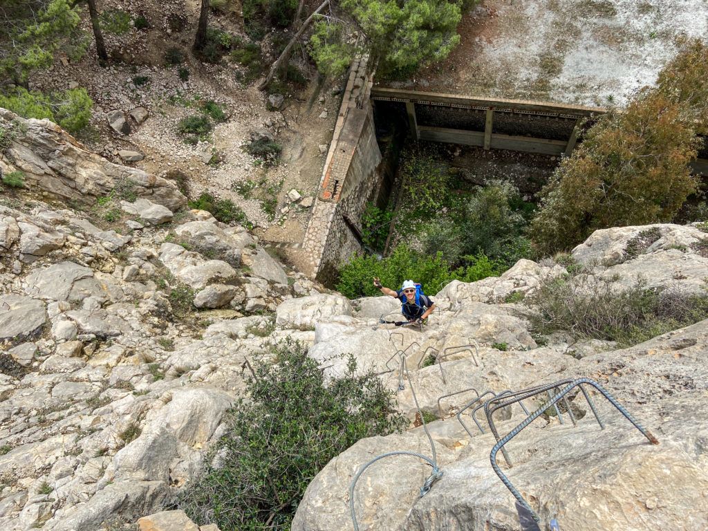 Marcin widziany z góry podczas wpsinaczki na początkowym odcinku ferraty El Chorro. Za nim widać tunel kolejowy