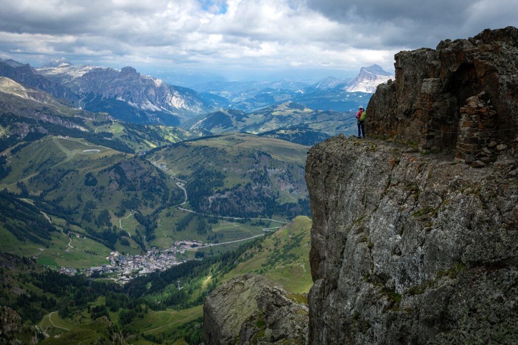Ewa stoi na półce skalne z panoramą Dolomitów w tle