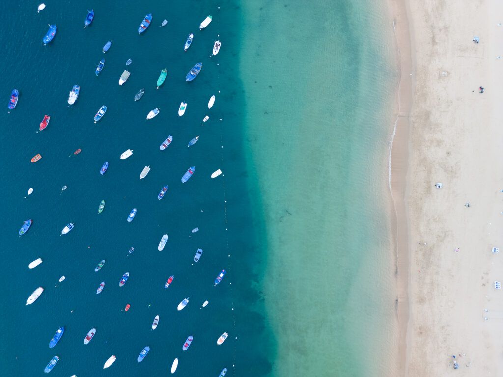 Widok na kolorowe łódki przy Playa de Las Teresitas