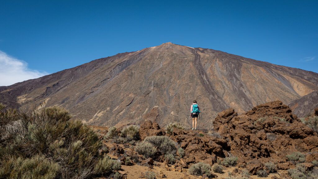Ewa stoi na skałąch a w tle widać wulkan Teide