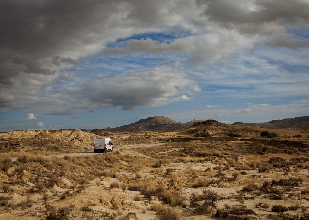 Nasz kampervan na drodze w Bardenas Reales, wokół jest pustynny krajobraz