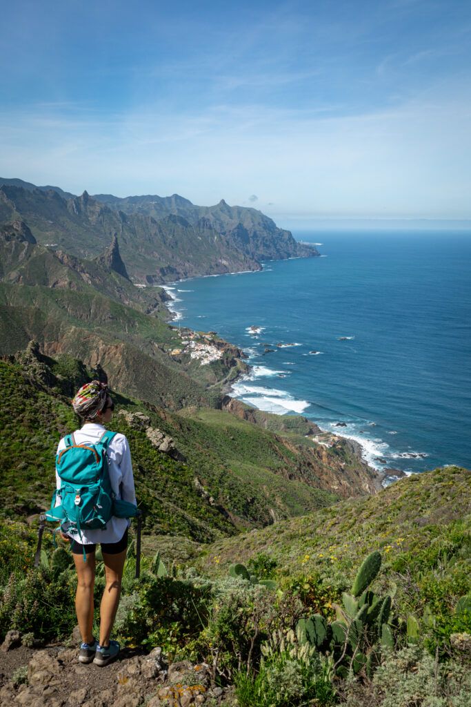 Ewa stoi na szlaku z El Draguillo w strone Benijo, przed nią widok na ocean i wybrzeże