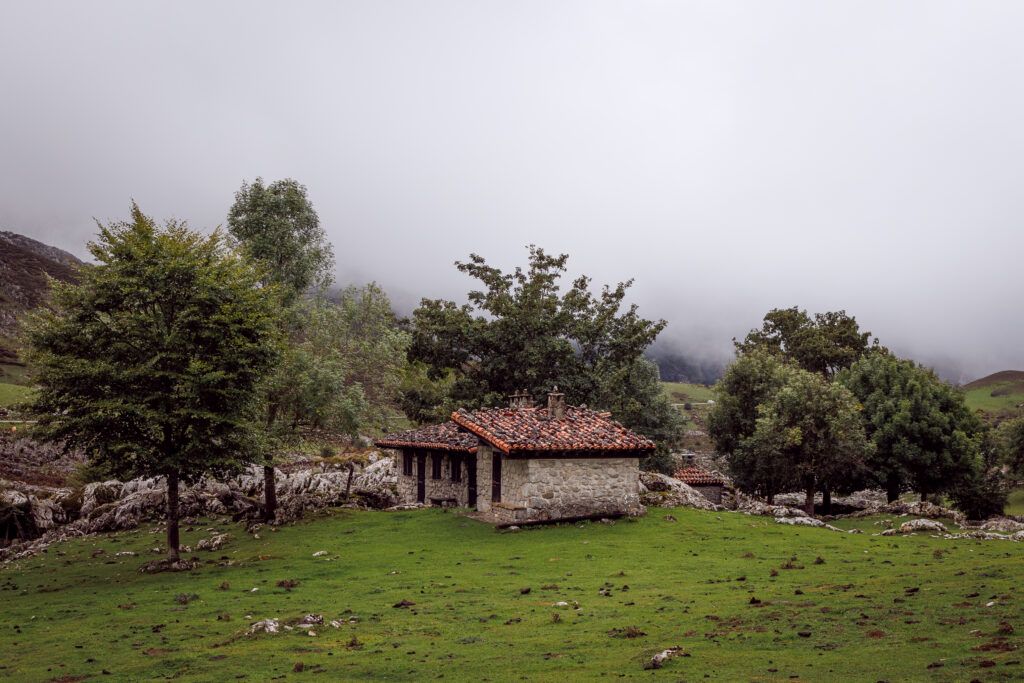 Kamienne domy z glinianymi dachówkami, będące schronieniem dla pasterzy