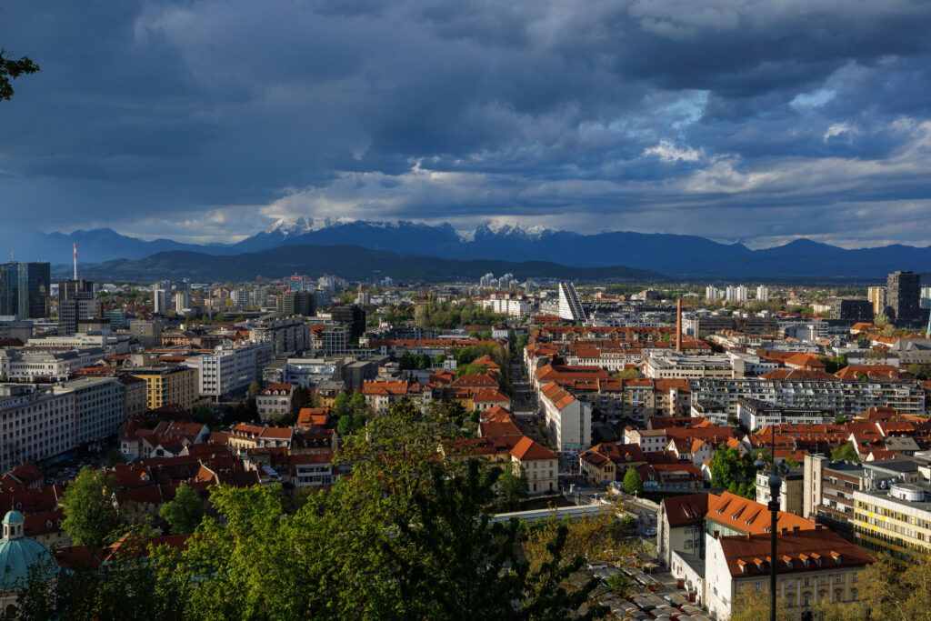 Widok na Lublanę i góry w oddali ze wzgórza zamkowego