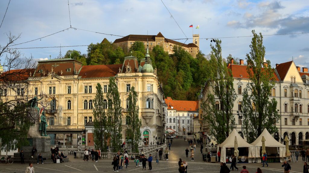 Widok na Stare Miasto i Wzgórze Zamkowe w Lublanie
