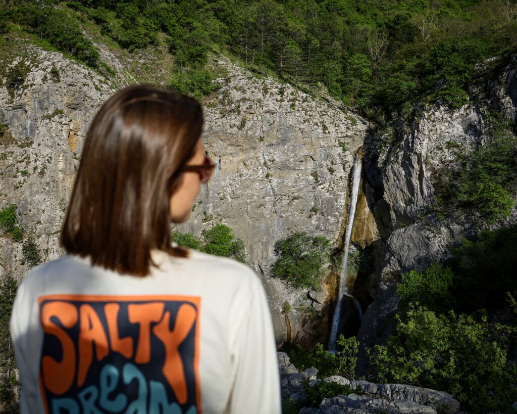 Ewa i widok na wodospad w Val Rosandra, Włochy