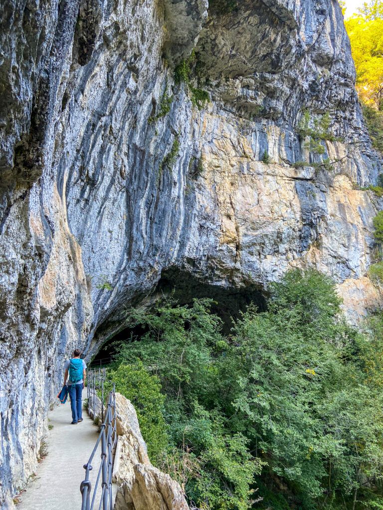 Marcin idzie szlakiem wzdłuż skał po wyjściu z Jaskiń Szkocjańskich