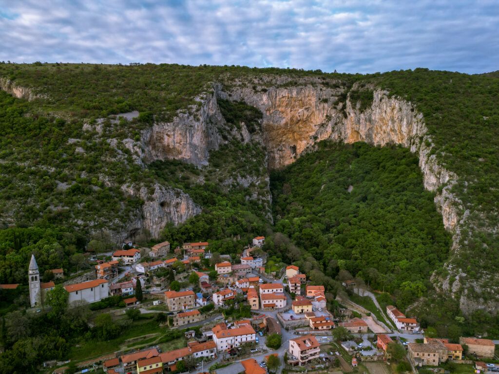 Widok na skalne mury wznoszące się nad miasteczkiem Osp