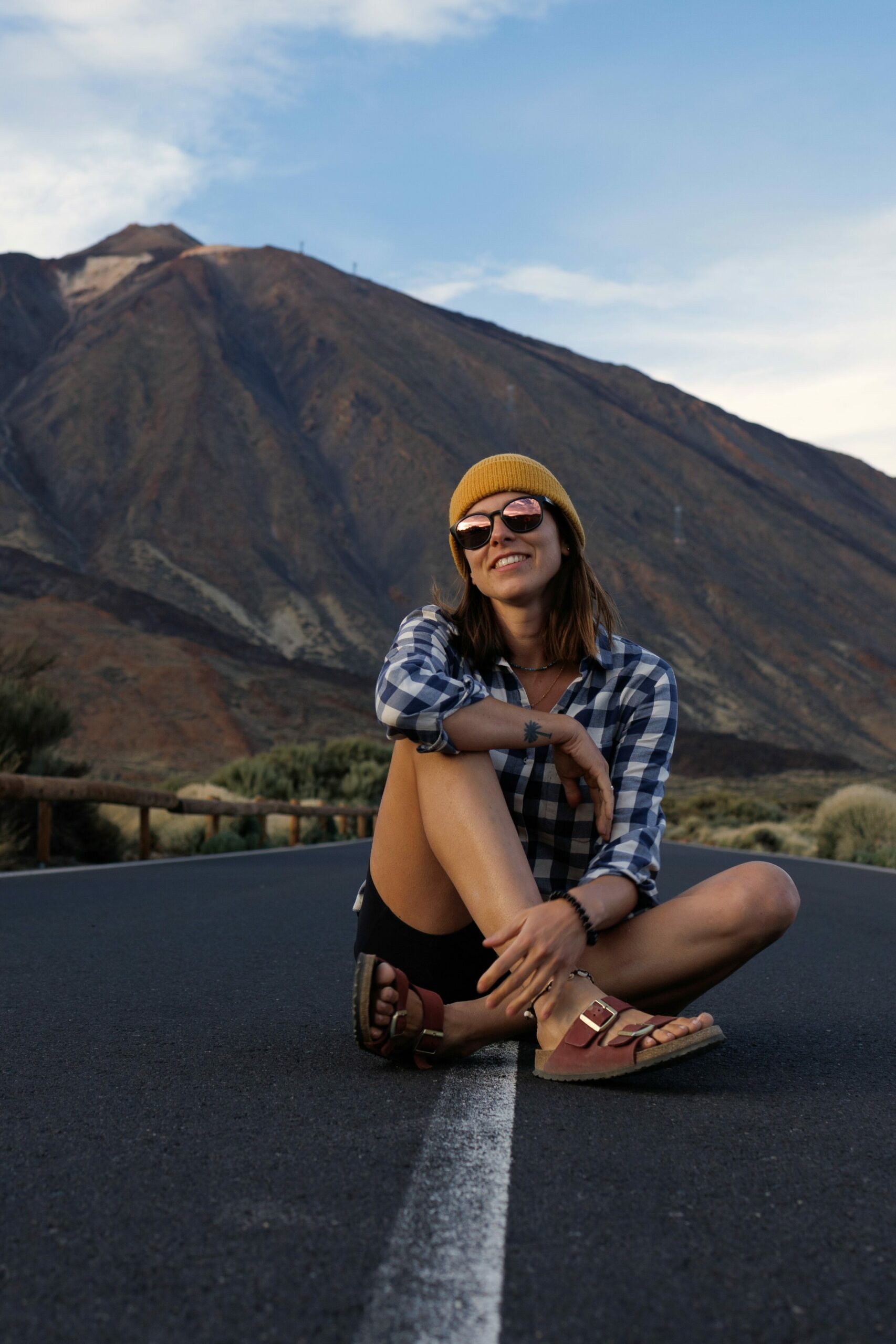 Ewa na drodze, a w tle wulkan Teide - Teneryfa