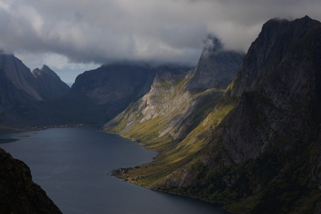 Widok z Reinebringen na góry i fjord