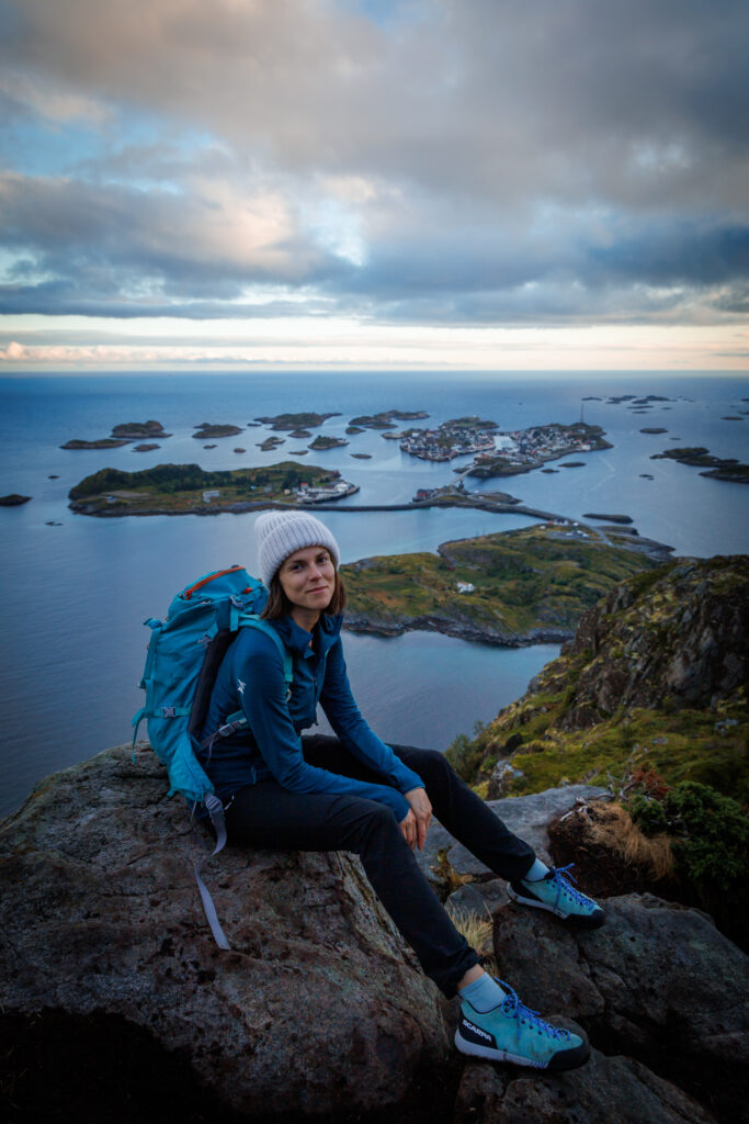 Ewa siedzi na punkcie widokowym, a w tle widać położone na wyspach Henningsvaer
