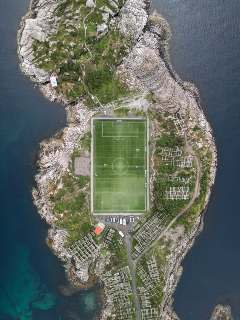 Widok na boisko piłkarskie w Henningsvaer z lotu ptaka