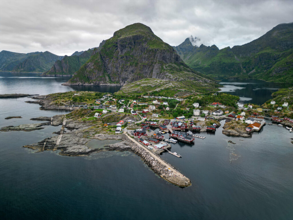 Widok z drona na otoczone górami i morzem miasteczko Å 