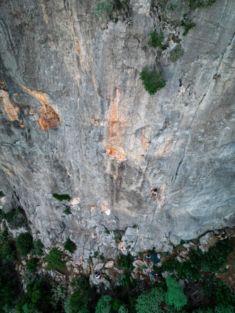 Widok z góry na skałę oraz Ewę na drodze Midas Touch w sektorze Arcadia, Leonidio