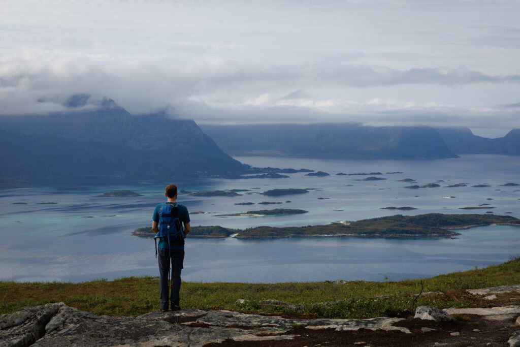 Marcin podczas podejścia na Husfjellet, a w tle wysepki na fiordzie