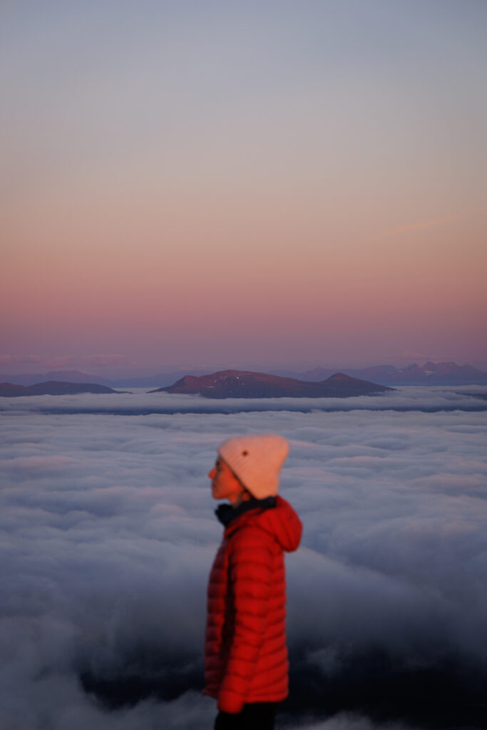 Ewa na szczycie Kiepen z widokiem na chmury oraz szczyty gór podczas zachodu słońca